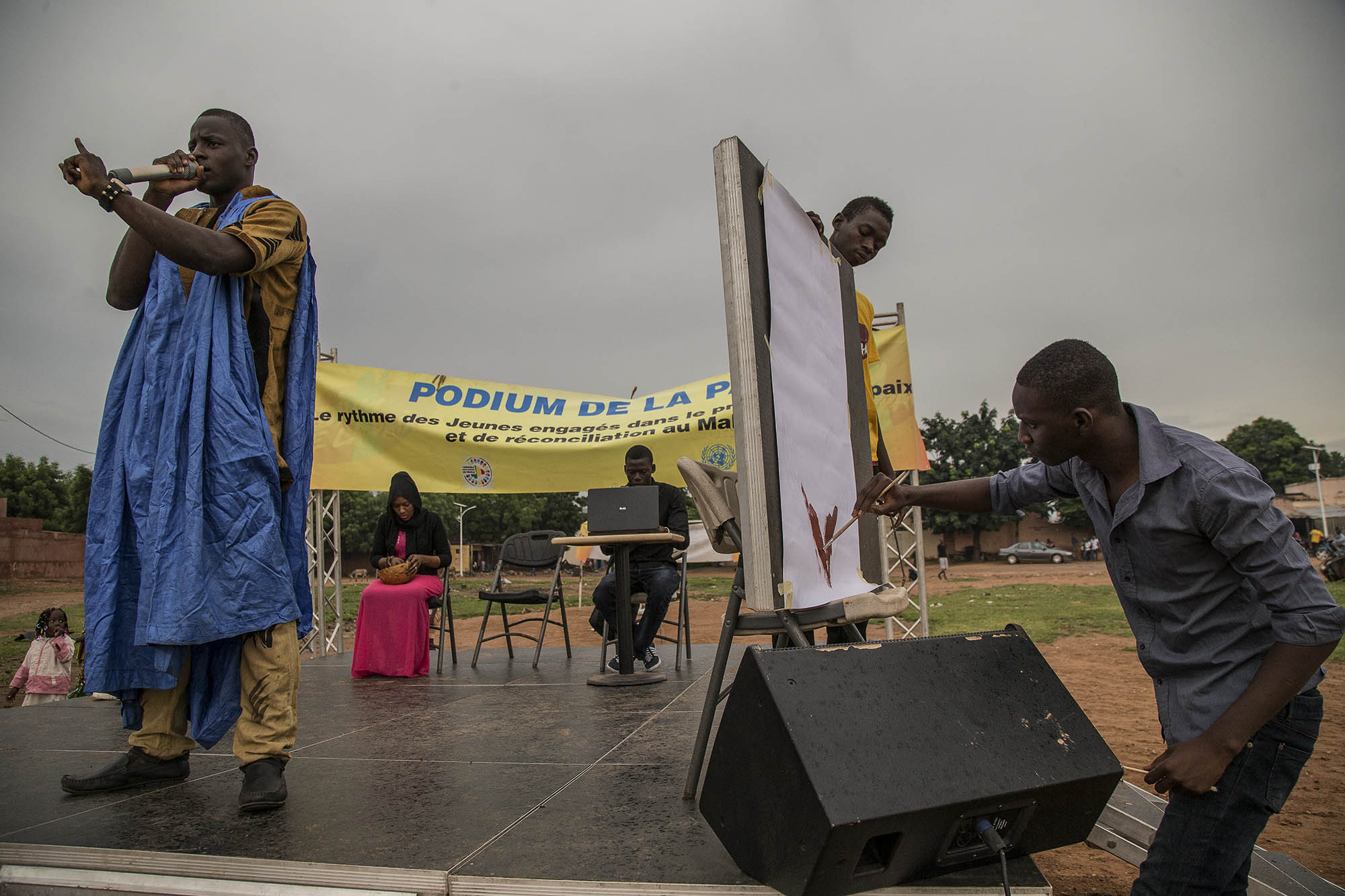 Des jeunes maliens chantent des messages de Paix et de cohésion.