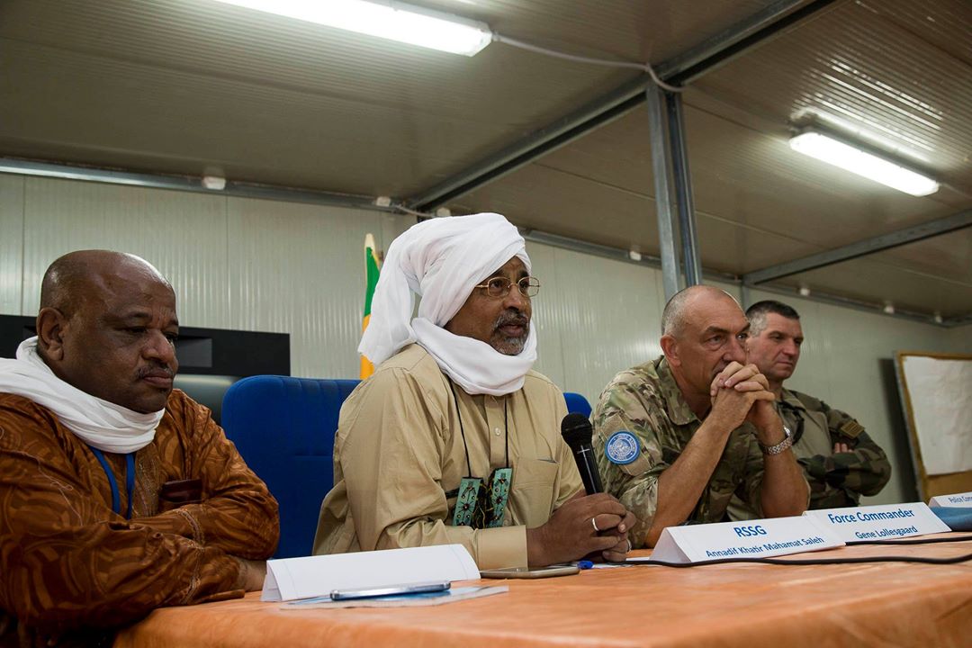 Une rencontre avec le personnel de la Mission à Gao, de gauche à droite : Mr. Mohamed El-Amine Souef (Chef du bureau de la MINUSMA à Gao), le RSSG, le Force Commander et le Colonel Christophe Monbelli-Valloire, Chef des Opérations UNPOL