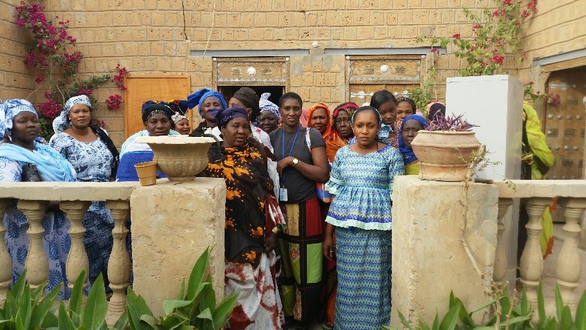 Mme Aissatou Kaspar-Guissé et les bénéficiaires du projet PBF conjoint entre ONU FEMMES-MINUSMA-UNFPA, rencontrées dans le centre communautaire des femmes de Tombouctou.
