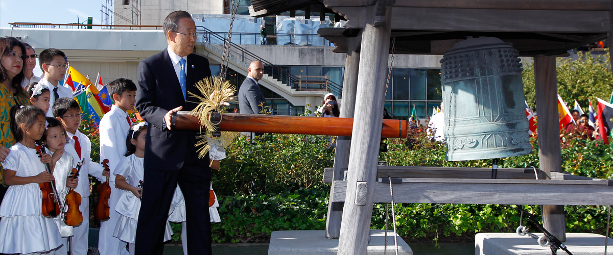 Le Secrétaire général Ban Ki-moon fait sonner la Cloche de la Paix lors de la commémoration annuelle de la Journée de la paix au Siège des Nations Unies (21 septembre).
