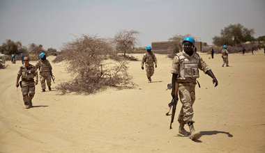 Des Casques bleus originaires du Burkina Faso patrouillent dans un village au nord-est de Tombouctou, au Mali.
