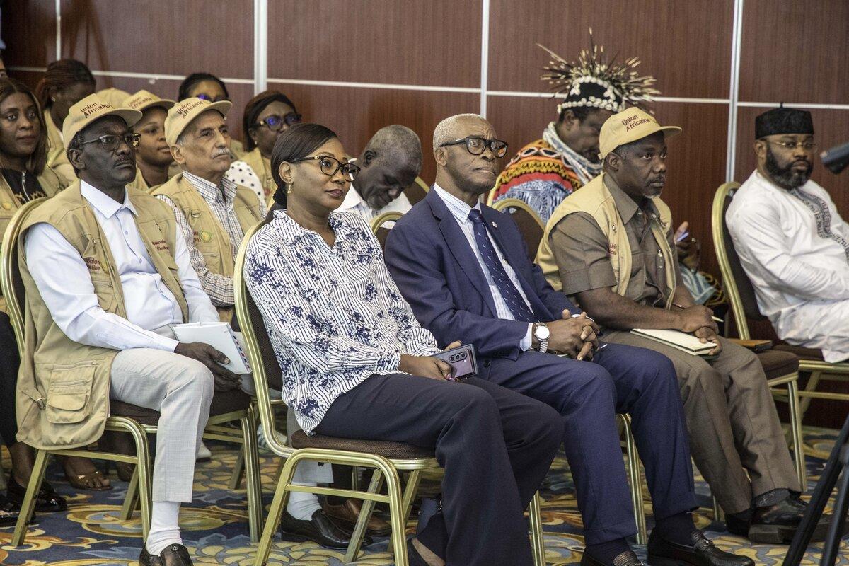 Des membres du public assistent à une présentation. 