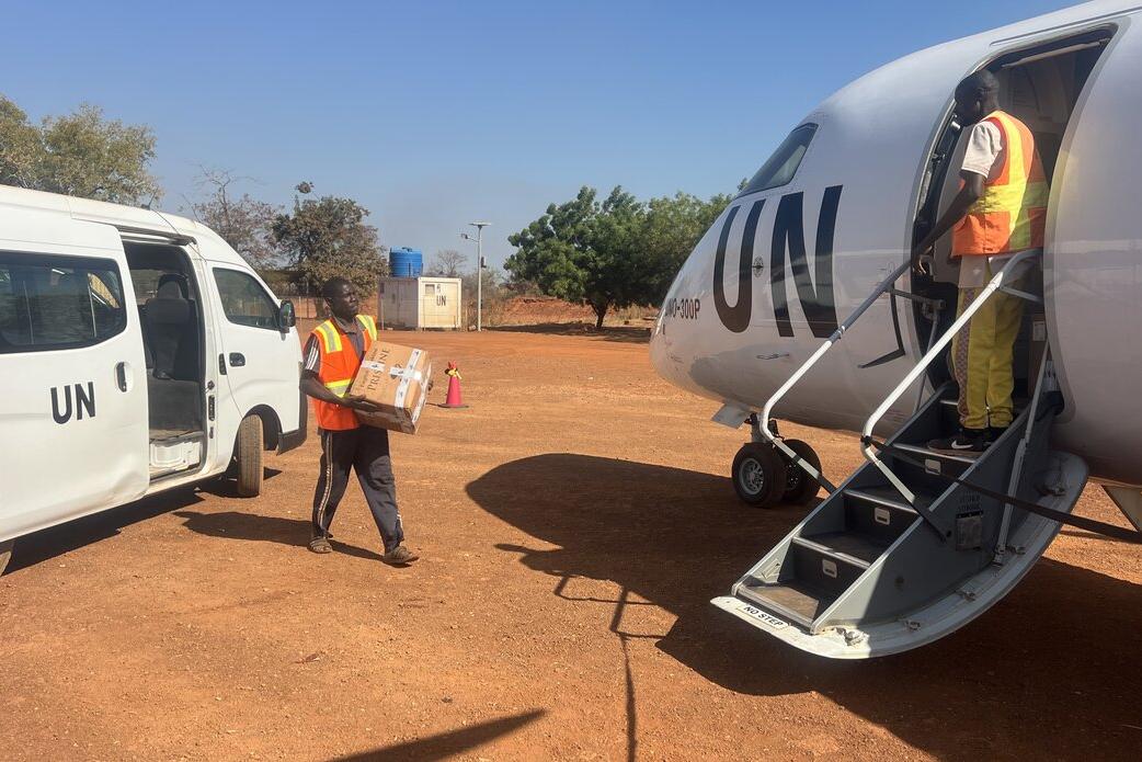 Un homme charge une caisse à bord d'un avion des Nations Unies.