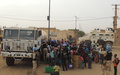 La Police des Nations Unies distribue de l’eau potable à des habitants de Gao