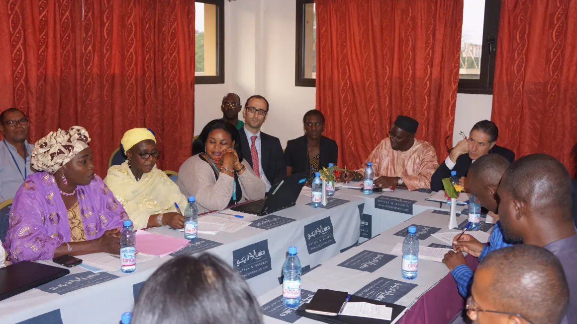 Messieurs Fernandez-Taranco et Laico Traore (en bout de table) lors d’une rencontre avec des bénéficiaires venus spécialement de Gao et Tombouctou pour l’occasion