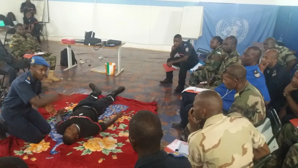 Exercice de prise en charge d'une victime par un formateur malien