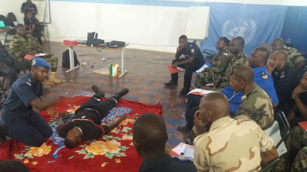 Exercice de prise en charge d'une victime par un formateur malien