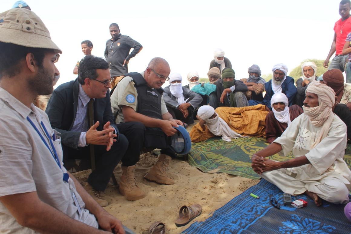 La délégation rencontre et discute avec les autorités locales