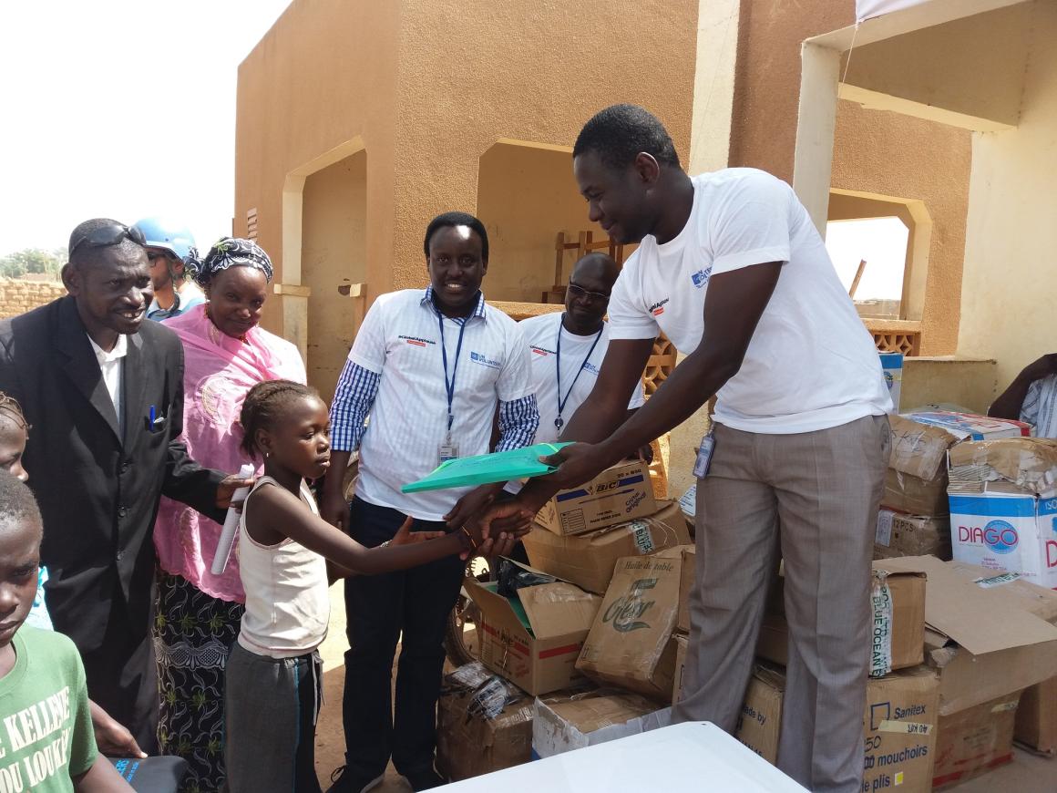 Remise de kits à une elève de Mopti