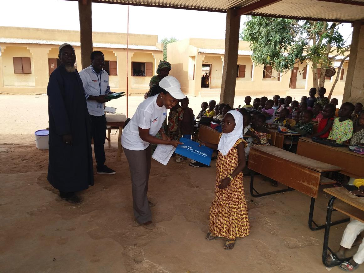 Remise de kits à une elève de Mopti
